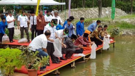 Danau Buatan UIR Diisi 10.000 Bibit Ikan Baung dari Hasil Riset Kerjasama LIPI
